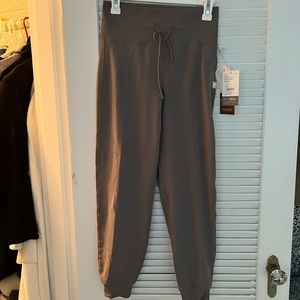 Vuori Daily Jogger NWT SZ S color smoke